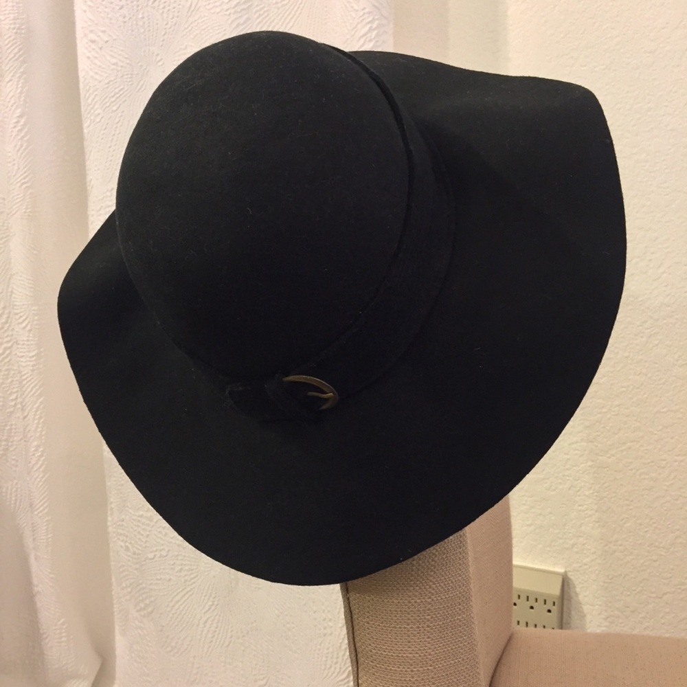 Black wool hat with a buckle.